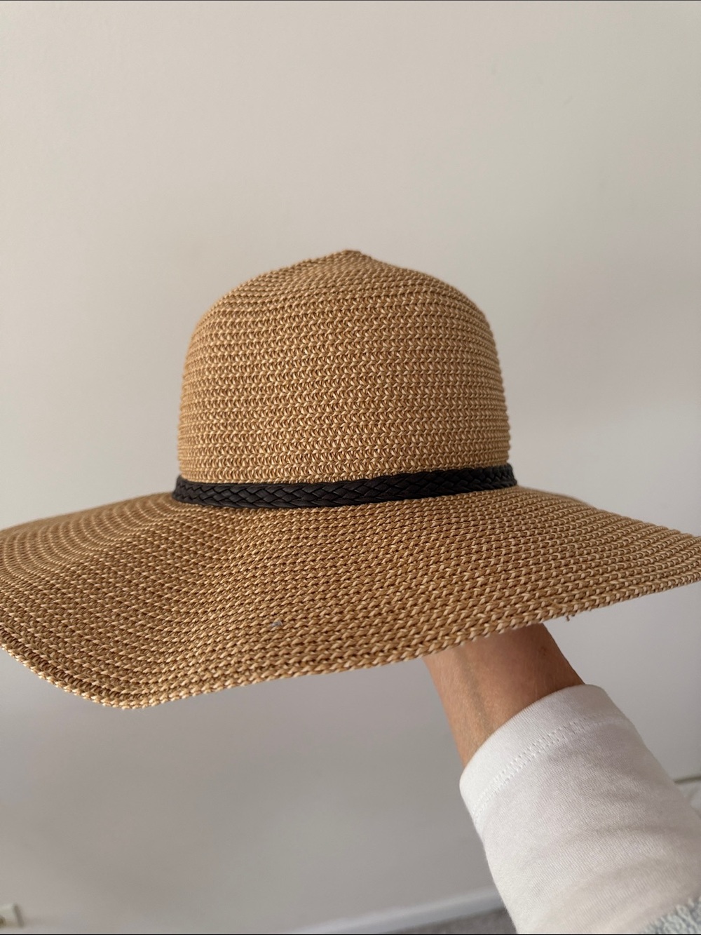 Wide Brim Straw Sun Hat in Tan 12”  across.
Packable. Like new